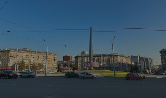 в обжитом районе, где всё под рукой